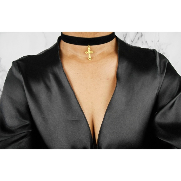 New Velvet Cross Choker - Picture 2 of 8
